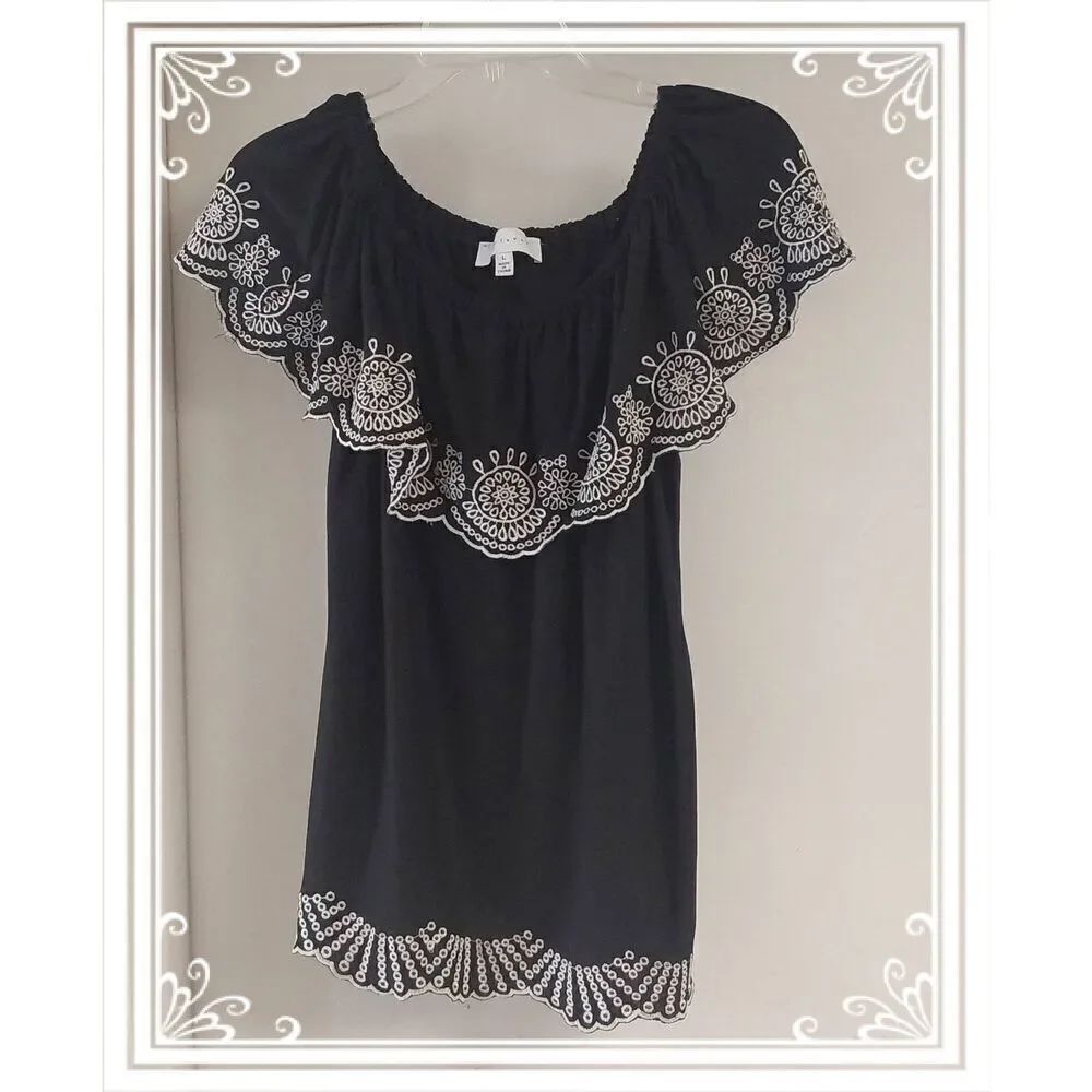 NWOT~FEVER Black & White Trim Off Shoulder Ruffled Neck Top Sz Large
